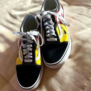 Vans flames🔥. Unisex. size 7 (men) and 8.5 (women)